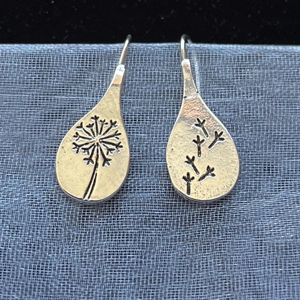 NEW Silvertone Teardrop Dandelions Earings